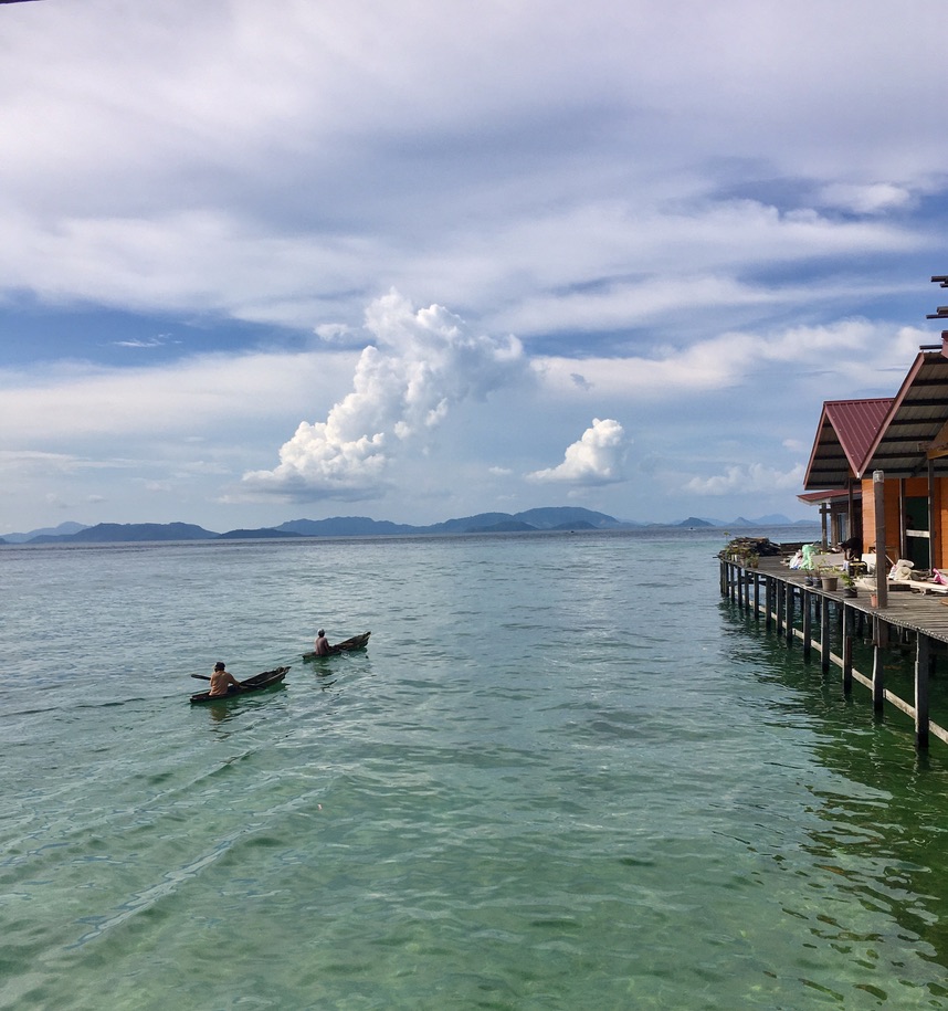 Domačini okli otoka prodajajo svež ulov